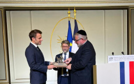 עמנואל מקרון מקבל פרס מהקהילה היהודית בעקבות מאבקו באנטישמיות (צילום: יח"ץ ועידת רבני אירופה)