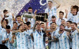 ליאונל מסי שחקן נבחרת ארגנטינה מניף את קופה אמריקה 2021 (צילום: רויטרס)