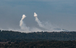 עשן מיתמר מהגבול עם לבנון (צילום: Ayal Margolin/Flash90)