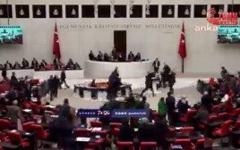 חבר פרלמנט טורקי מתמוטט בזמן נאום (צילום: שימוש לפי סעיף 27א')