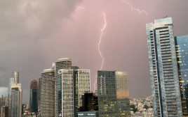 ברקים בתל אביב (צילום: ד.ח.)