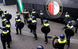 שוטרים בהולנד, מחוץ לאצטדיון של פיינורד (צילום: GettyImages, BSR Agency)