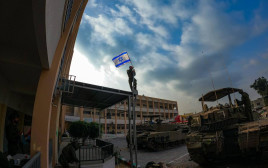 לוחמי צה"ל מניפים את דגל ישראל בג'בליה (צילום: שימוש לפי סעיף 27א')