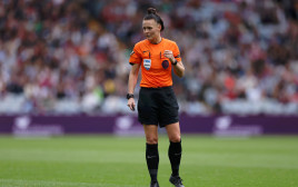 רבקה וולש, שופטת כדורגל אנגלייה (צילום: GettyImages, Lewis Storey)