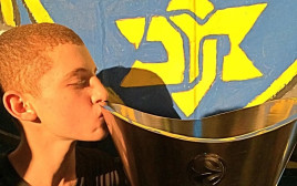 רותם לוי ז"ל עם גביע היורוליג בו זכתה מכבי תל אביב (צילום: צילום מסך, מתוך טוויטר)