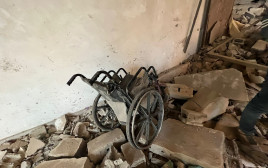 כיסא הגלגלים שאותר במרכז ההגנה של חמאס בעזה (צילום: טובה לזרוף)