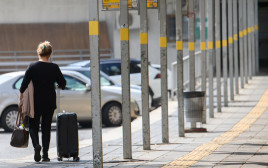 תושבת קריית שמונה עוזבת את העיר לאחר הפינוי (צילום: אייל מרגולין, פלאש 90)