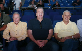 בעלי מכבי תל אביב דייויד פדרמן ואודי רקנאטי עם היו"ר שמעון מזרחי (צילום: אודי ציטיאט)