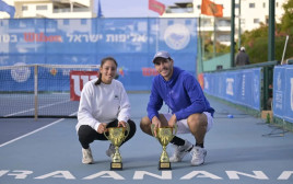 מיקה בוחניק לצד ישי עוליאל טניסאים (צילום: אתר רשמי, איגוד הטניס)