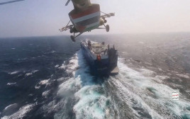 השתלטות החות'ים על ספינת ה-"Galaxy Leader" (צילום: רויטרס)