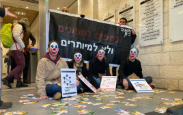 פעילי מחאה חוסמים כניסה למשרדי הממשלה (צילום: משנים כיוון)