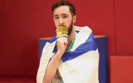 המתעמל הישראלי ארטיום דולגופיאט עם מדליית הזהב שלו מאליפות העולם (צילום: גיא ביטמן)