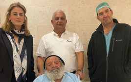 מימין לשמאל: ד״ר יפתח יסעור, באמצע הבן של עמירם, המטופל עמירם חביב ופרופ׳ אירית בכר (צילום: דוברות בית החולים בילינסון)