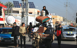 עזתים שנמלטו מבתיהם, במחנה הפליטים אל-בורייג' שבמרכז הרצועה (צילום: רויטרס)