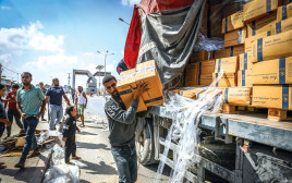 העברת סיוע ממצרים לרצועה דרך מעבר רפיח  (צילום: עבד רחים חטיב - פלאש 90)