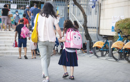 בכניסה לבית ספר בירושלים (צילום: חיים גולדברג פלאש 90)