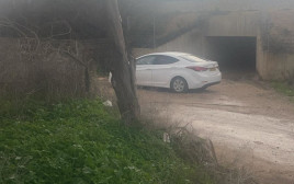 הרכב בו נמצאה גופת אישה סמוך לצומת יאסיף (צילום: דוברות משטרת ישראל)
