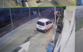פיגוע דריסה במעבר ראס בידו בעוטף ירושלים, צילום מסך מתוך סרטון ממצלמות האבטחה (צילום: דוברות המשטרה)