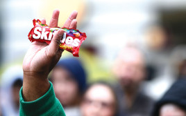 מפגין מחזיק שקית Skittles בעצרת בווסטלייק פארק בסיאטל, וושינגטון, 28 במרץ 2012 (צילום: רויטרס)