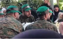 פעילי חמאס בניחום אבלים ח׳ליל חראז (צילום: ללא קרדיט)