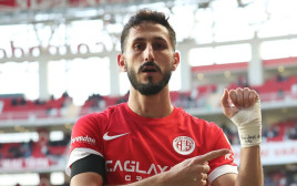 שגיב יחזקאל שחקן אנטליאספור במחווה לחטופים (צילום: אתר רשמי, אנטליאספור)