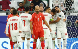 שחקני נבחרת איראן חוגגים מול פלסטין (צילום: רויטרס)