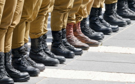 רגליים חיילים (צילום: מרק ישראל סלם)