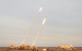 שיגור טילים איראנים (צילום: Saeed Sajjadi/Fars News/WANA (West Asia News Agency) via REUTERS)