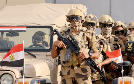 חיילים מצרים חמושים בגבול עם רצועת עזה במעבר רפיח (צילום: רויטרס)