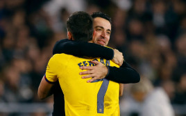 מאמן ברצלונה צ'אבי מחבק את פראן טורס (צילום: רויטרס)