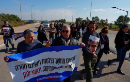 הפגנת המשפחות במעבר כרם שלום  (צילום: REUTERS/Alexandre Meneghini)