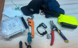 כלי הפריצה שנתפסו ברשות החשודים (צילום: דוברות המשטרה)