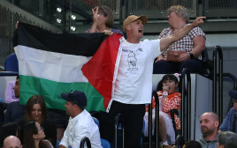 דגל פלסטין מונף ביציע מהלך גמר אליפות אוסטרליה הפתוחה (צילום: GettyImages, Julian Finney)