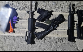 נשקים מסוג M16 שנתפסו בסכנין דקות לאחר ביצוע ירי (צילום: דוברות המשטרה)