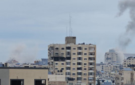 תקיפת בניין בעזה (צילום: רשתות ערביות)