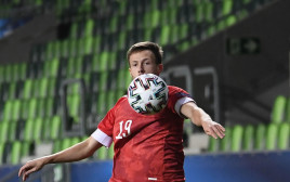 דניל לסובוי במדי הנבחרת הצעירה של רוסיה ב-2021 (צילום: GettyImages, ATTILA KISBENEDEK)