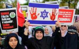 הפגנה נגד ישראל (צילום: YASIN AKGUL/AFP via Getty Images)