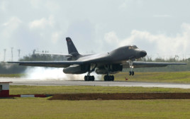 מפציץ B-1 של צבא ארצות הברית (צילום:  REUTERS/Issei Kato)
