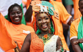 אוהדת חוף השנהב באליפות אפריקה (צילום: GettyImages, FRANCK FIFE/AFP)