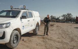 קב''ט המועצה האזורית אשכול אילן איזקסון עם רכב ממוגן (צילום: חן שימל)