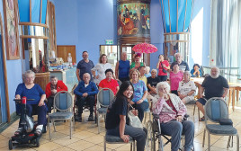 קהילת המפונים בבתי המלון בים המלח  (צילום: באדיבות איגוד העמותות לזקן)