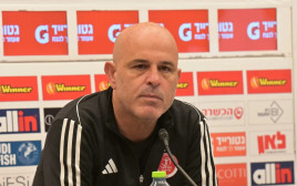 יוסי אבוקסיס מוצג כמאמן הפועל תל אביב (צילום: ניב אהרונסון)