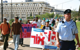 צעדת מחאה של מפוני גוש קטיף בירושלים ב-2008 (צילום: אנה קפלן, פלאש 90)