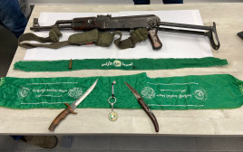  רובה וציוד של חמאס שנתפס בחדרה (צילום: דוברות המשטרה)
