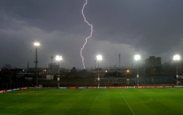 מכת ברק במגרש כדורגל (צילום: GettyImages, Lefty Shivambu/Gallo Images)