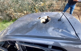 המכונית שהופצצה בבינת ג'ביל (צילום: רשתות ערביות)