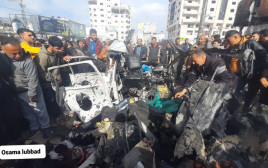 תקיפת מכונית בעיר עזה (צילום: רשתות ערביות)