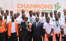 נשיא חוף השנהב אלסאן אואטרה עם הנבחרת והגביע מאליפות אפריקה (צילום: GettyImages)