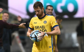 שחקן מכבי תל אביב שרן ייני (צילום: ברני ארדוב)