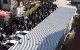 כוחות צה"ל כורזים לאספסוף לצאת מבית החולים נאצר באמצעות רחפן (צילום: רשתות ערביות)
